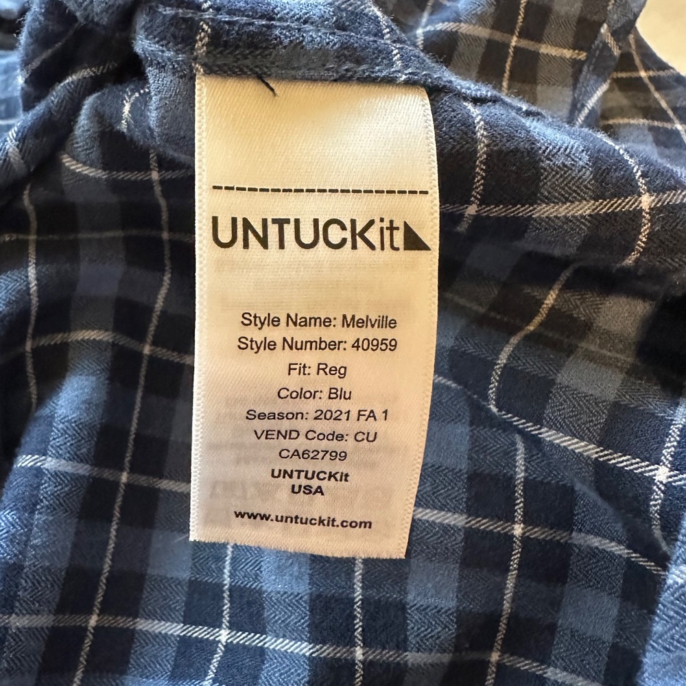 Untuckit - Picture 3 of 3